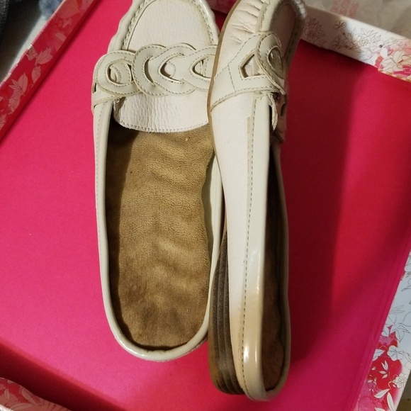 Neutral Slide on Soft Flats - Picture 2 of 3